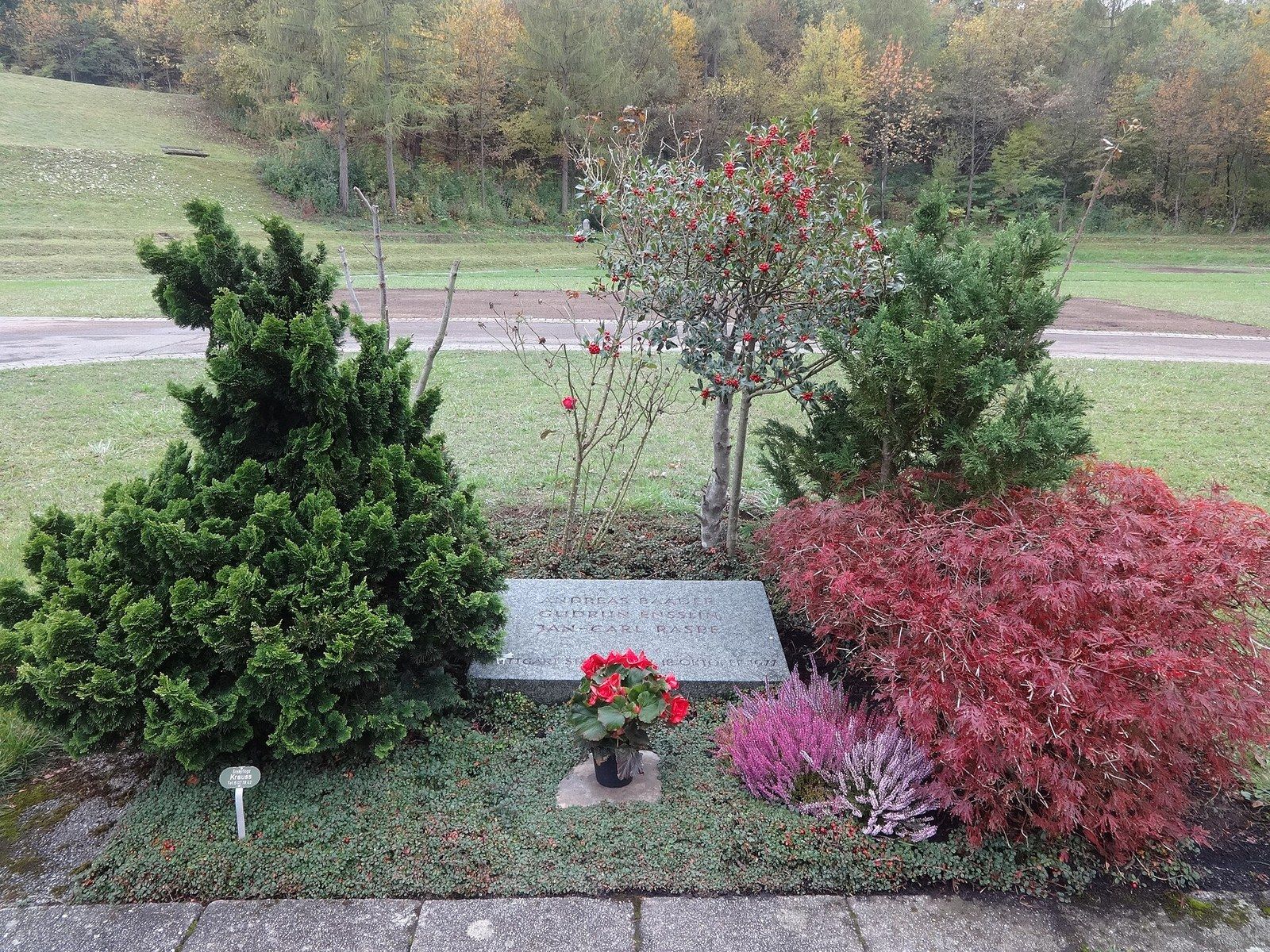 Gemeinsame Grabstätte von Andreas Baader, Gudrun Ensslin und Jan-Carl Raspe – Dornhaldenfriedhof Stuttgart